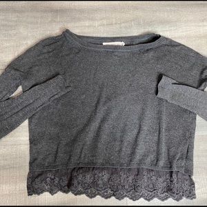 Long sleeve shirt with lace.